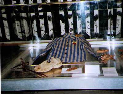 Häftlingskleidung in einer der Ausstellungsvitrinen der Gedenkstätte