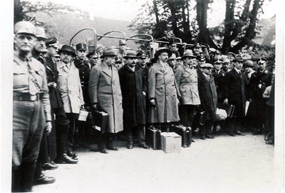 Ankunft Marums im Konzentrationslager Kislau am 16.Mai 1933, in der Mitte Marum, vor ihm Koffer und Kasten