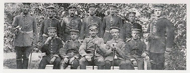 Soldat Marum mit Kameraden in Durlach, 1915 (sitzend 2.v.r.)