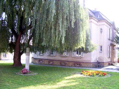 Marum-Stele vor dem Verwaltungsbau in Kislau