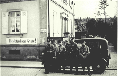 „Boykotttag“ am 1. April 1933 in Rastatt: uniformierte Nationalsozialisten vor einer jüdischen Arztpraxis.