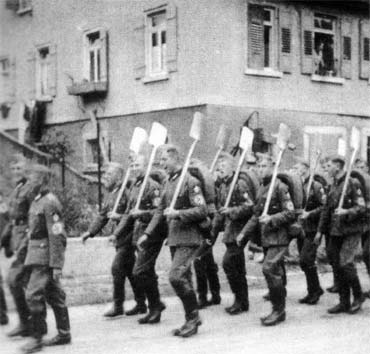 Ein Baubataillon marschiert durch Bondorf 