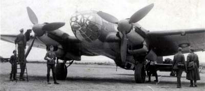 Ein Bomber Heinkel He 111 auf dem Hailfinger Flugplatz