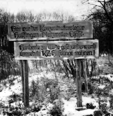 Die erste Gedenktafel auf dem Flugplatzgelände 