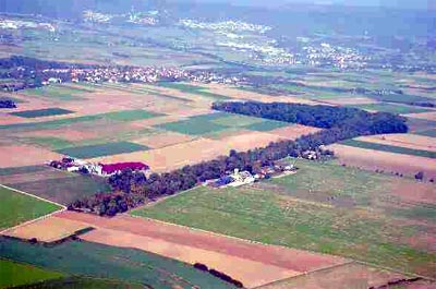 Gelände des ehemaligen Flughafens und des KZ-Außenlagers Hailfingen-Tailfingen im Jahr 2005