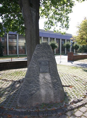 Im Schulhof der Grundschule Walldürn erinnert dieser Gedenkstein an den Bombenangriff vom 21. Juli 1944 und die dabei ums Leben gekommenen Schülerinnen