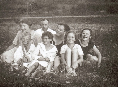 Sophie Scholl (1. Reihe, Mitte) beim Baden am Kocher in Forchtenberg
