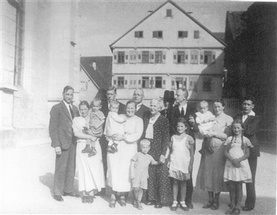 Familien Lörcher und Mörike auf dem Platz vor dem Pfarrhaus in Kirchheim/Teck, ca. 1937