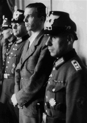 Berthold Graf Stauffenberg vor dem Volksgerichtshof, 10. August 1944