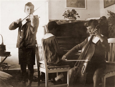 Begleitet von ihrem Bruder Alexander spielen Berthold und Claus Graf Stauffenberg Geige und Cello, Lautlingen 191