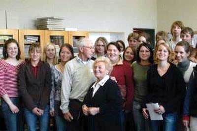 Bronia und Sucher Cyngiser im Kreise von Gymnasiasten in Vaihingen/Enz