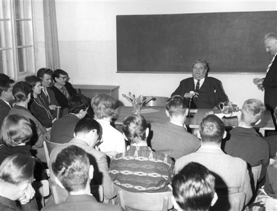 Carlo Schmid mit Schülern der Albert-Schweitzer-Schule in Berlin in einem Klassenzimmer 