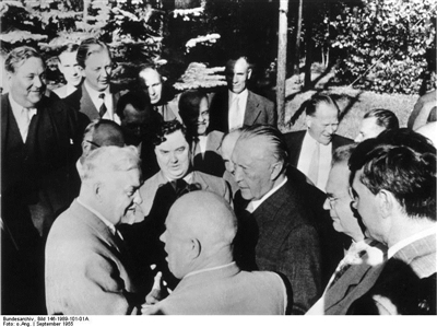 Im September 1955 besucht Bundeskanzler Dr. Konrad Adenauer Moskau; im Hintergrund Carlo Schmid