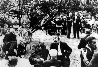 Abgeordnete im Kreuzgarten des Klosters Bebenhausen