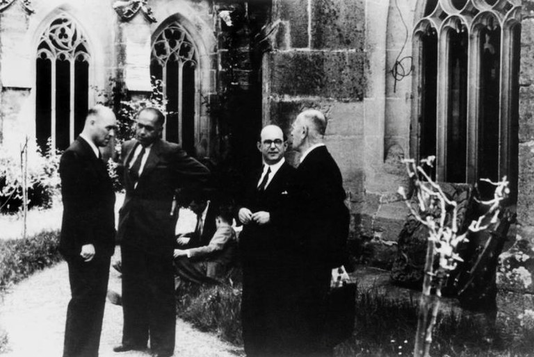 B 39 Abgeordnete im Kreuzgarten.jpg