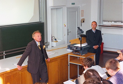 Prof. Dr. Reinhold Würth bei seiner Antrittsvorlesung vor Studenten der Universität Karlsruhe