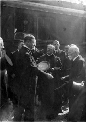 Reichskanzler Joseph Wirth am Bahnhof in Biberach bei seiner Ankunft zu Erzbergers Beerdigung