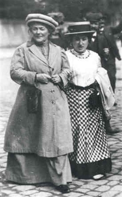 Clara Zetkin und Rosa Luxemburg während des SPD-Parteitags in Magdeburg 1910