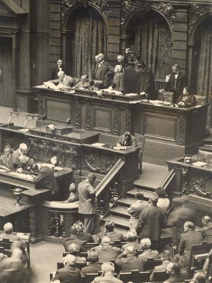 Clara Zetkin eröffnet als Alterspräsidentin den Reichstag am 30. August 1932