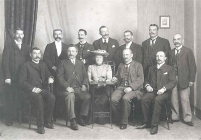 Clara Zetkin mit einer Gruppe Sozialdemokraten Württembergs um 1900
