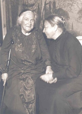 Clara Zetkin mit Lenins Witwe Nadeshda Krupskaja 1927 in Moskau