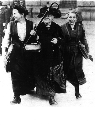 KPD-MdR Clara Zetkin; SPD-MdRs Lore Agnes und Mathilde Wurm (um 1920)
