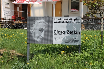 Tafel vor dem Clara Zetkin-Haus, Stuttgart-Sillenbuch