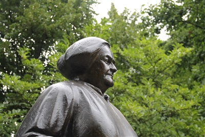 Clara Zetkin-Denkmal im Clara Zetkin-Park in Leipzig