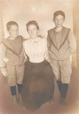 Clara Zetkin und ihre Söhne Maxim (rechts) und Konstantin um 1892/93