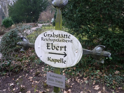 Hinweisschild auf dem Bergfriedhof in Heidelberg