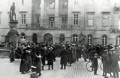 Menschenmenge_vor_dem_Karlsruher_Rathaus 