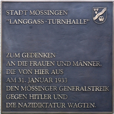 Inschrift zu Ehren der Generalstreikenden an der Langgass-Turnhalle