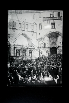Demonstration von ehemaligen Kriegsteilnehmern vor dem Sigmaringer Schloss (1. Februar 1919)