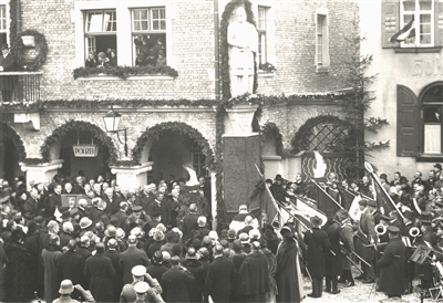 nthüllung des „Kriegerehrenmals“ 1927 an der Ecke der Westfassade des Rathauses