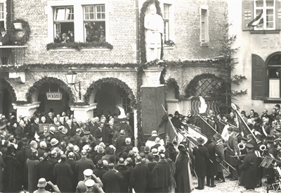 nthüllung des „Kriegerehrenmals“ 1927 an der Ecke der Westfassade des Rathauses