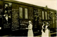 Soldaten am Bahnhof bei der Abfahrt an die Front