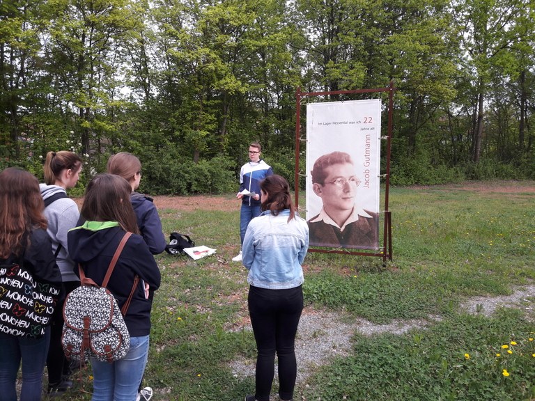Schülerguides führen Schüler an der KZ-Gedenkstätte Hessental