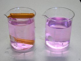 Säure-Ionen diffundieren durch einen Dialyseschlauch (rechts) ...