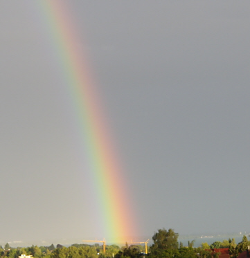 Ausschnitt aus einem Regenbogen über dem Bodensee