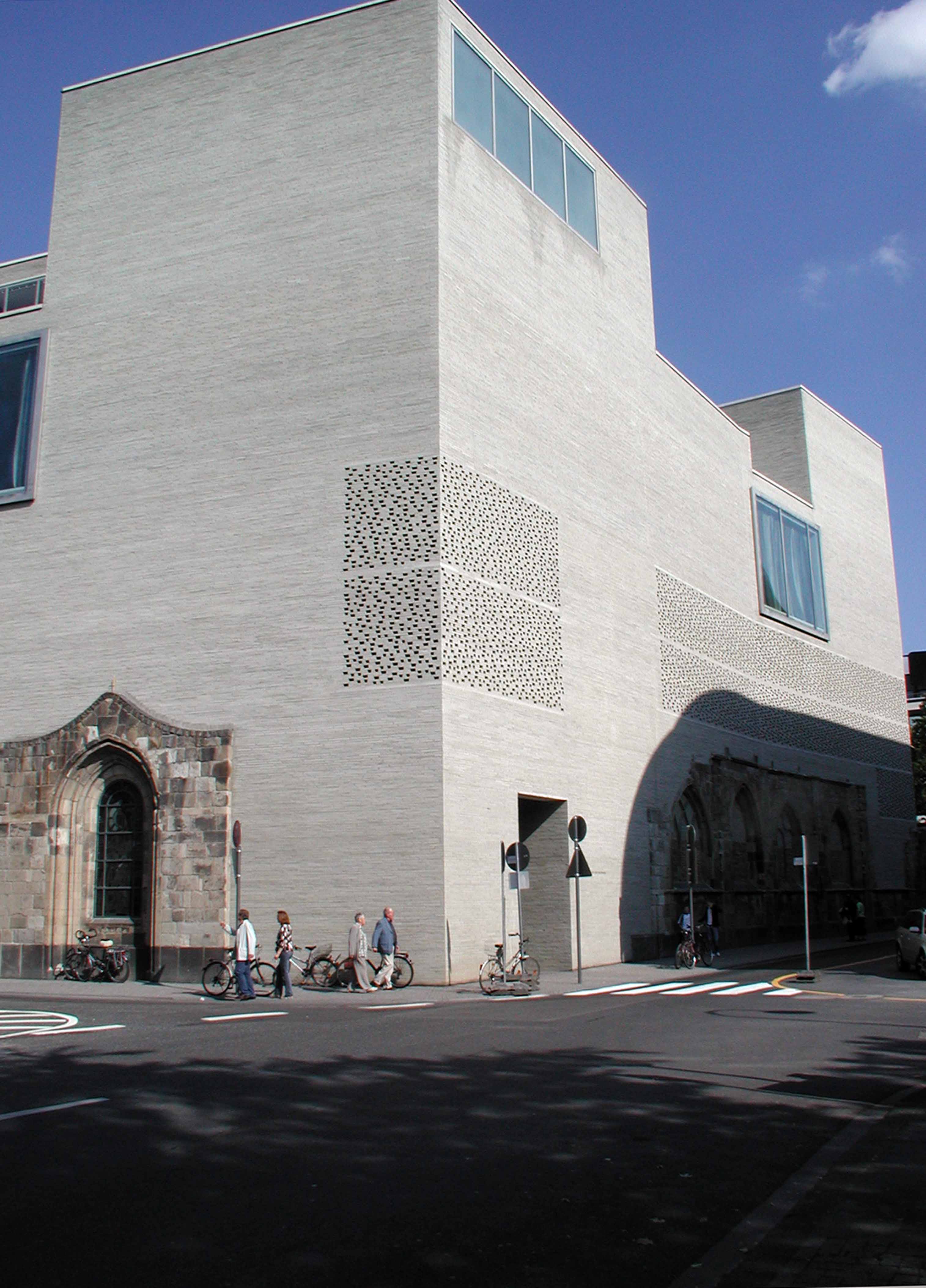 Köln-Kolumba-Museum-und-Kapelleklein.jpg