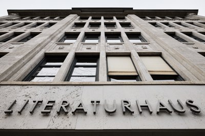 Blick aus der Froschperspektive auf das Literaturhaus Stuttgart