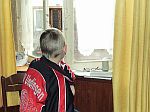 Kind am Fenster