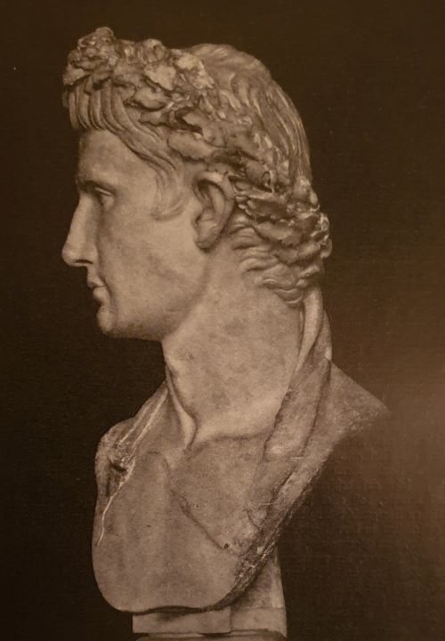 Augustus mit der Eichenkrone, aus einem alten Buch