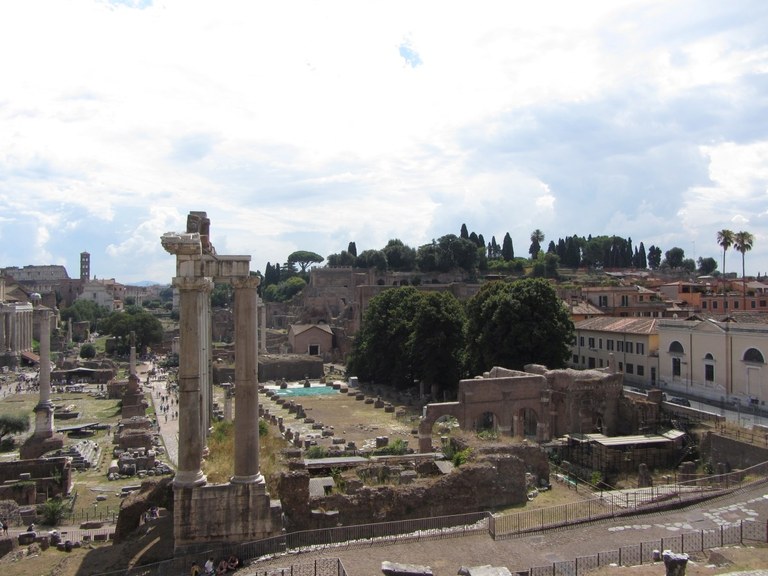 Das Forum Romanum mit dem Tempel des vergöttlichten Caesar
