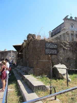rom-templum-divi-iulii-7.jpg