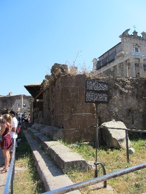 rom-templum-divi-iulii-7.jpg