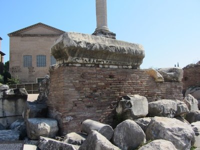 Die Rostra (Rednertribüne) auf dem Forum Romanum