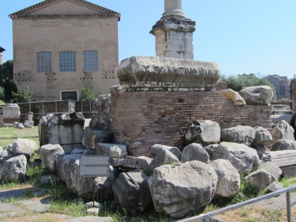 Die Rednertribüne auf dem Forum Romanum