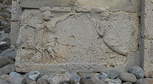 Römisches Relief (Tänzerin) an der Kirche in Rißtissen bei Ehingen (Donau)