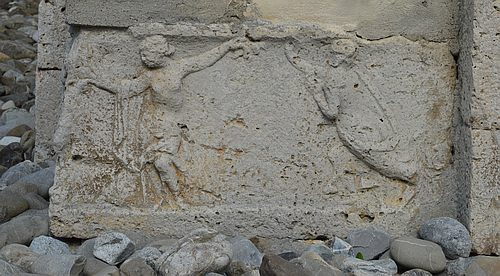 Römisches Relief (Tänzerin) an der Kirche in Rißtissen bei Ehingen (Donau)